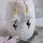 BO Passion montées avec des fleurs Lucites blanches effet givré, perles rondes céramiques de couleur Noire, coupelles, rocailles, perles boules Dorées et toupies Crystal Dorado.